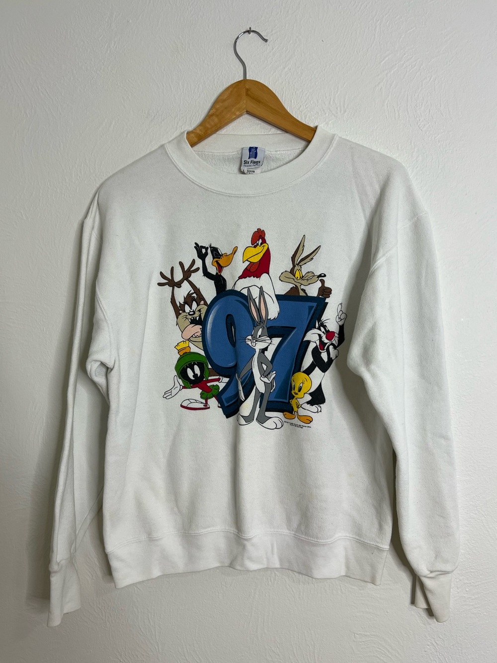 Vintage Six Flags White Looney Tunes '97 Graphic Crewneck Sweatshirt size Medium